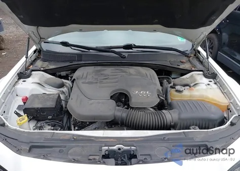 2019 Chrysler 300 Touring z USA, uszkodzony, nr VIN 2C3CCAAG2KH610300